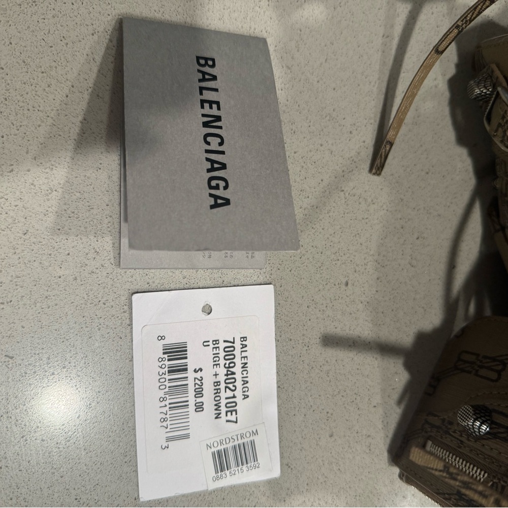 Balenciaga
Neo Cagole XS Monogram Shoulder Bag - Picture 8 of 8